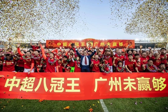 谈到达洛特，滕哈赫表示：“达洛特是一个能踢逆足边路的球员，这要视比赛的要求，我们在哪个位置哪里需要他？哪里有空间可以利用？“我们的比赛一直都是这样，我们总是希望进攻，但如果你想要统治局面，防守和攻防转换就非常重要。